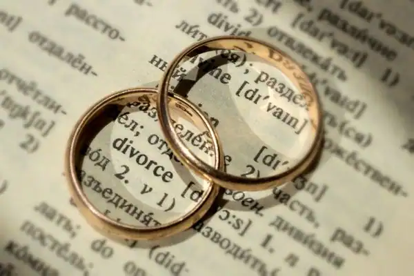 Image of rings removed before divorce mediation Sleaford